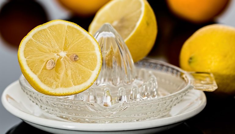 Beneficios de beber agua tibia con limón en ayunas