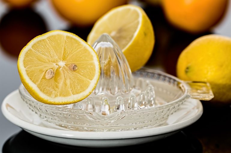 Beneficios de beber agua tibia con limón en ayunas