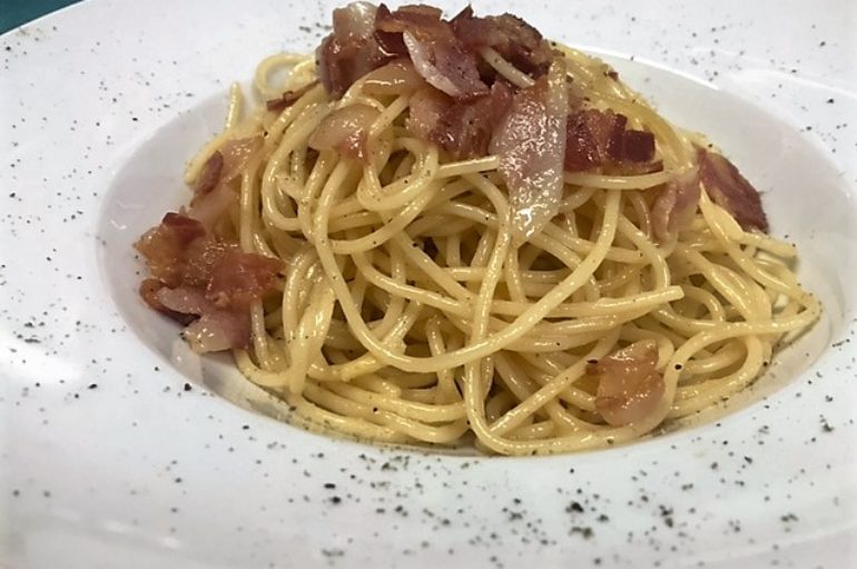 Espaguetis Carbonara, auténtica receta italiana sin nata