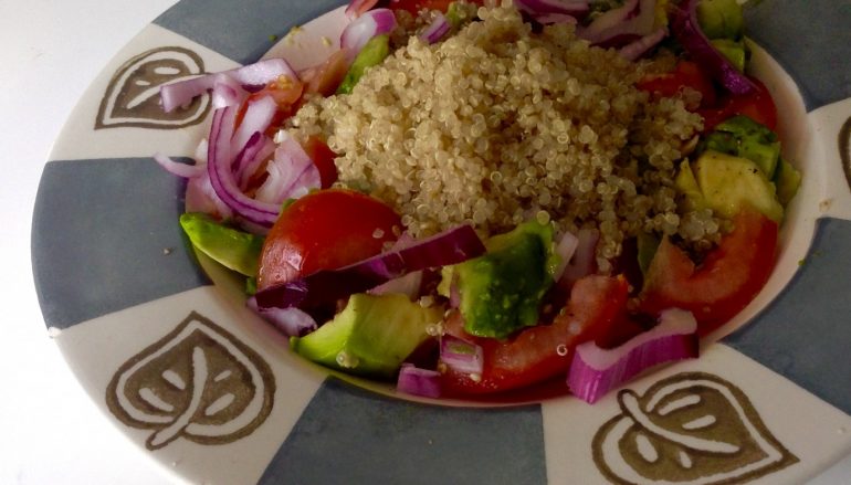 Receta fácil de ensalada de quinoa, aguacates y tomates