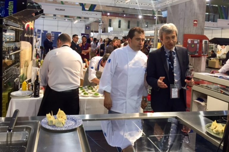 El chef Javier Hernández presenta las cocinas Mareno, de la mano de La Contadina,  H&T