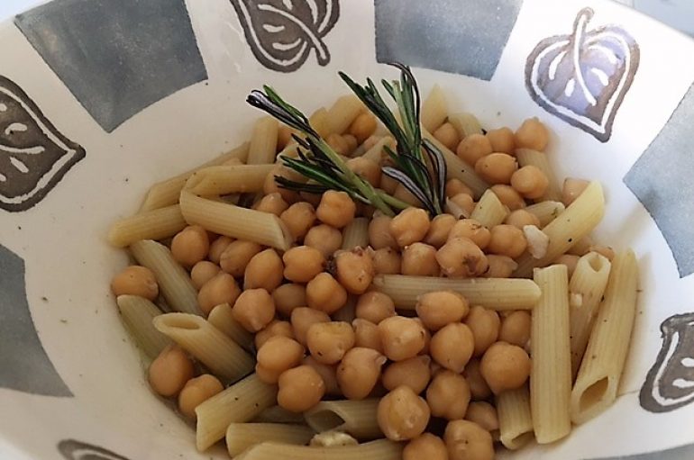 Caldo de pasta y garbanzos con romero