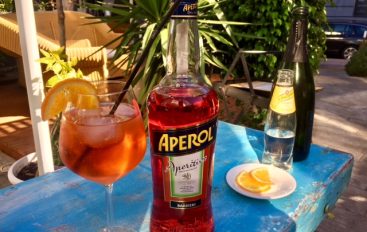 Aprende a hacer un Aperol Spritz, la bebida más chic del verano