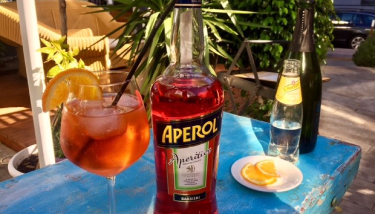 Aprende a hacer un Aperol Spritz, la bebida más chic del verano