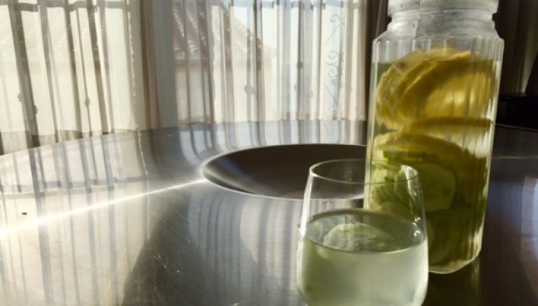 Remedio casero contra la retención de líquidos: Agua de pepino, jengibre y limón: