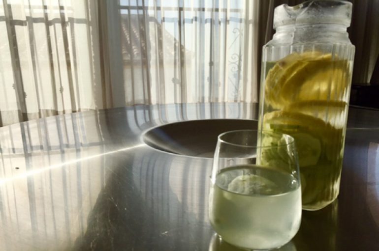 Remedio casero contra la retención de líquidos: Agua de pepino, jengibre y limón: